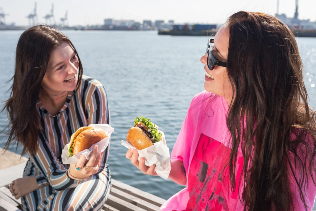 Gæster med burgere fra The Burgery